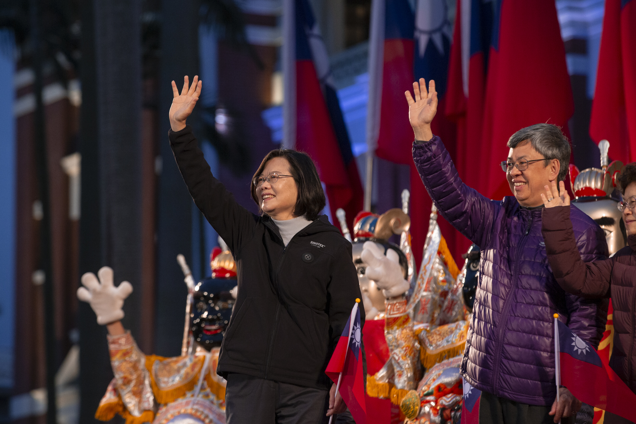 總統蔡英文( 左)、副總統陳建仁向群眾揮手致意