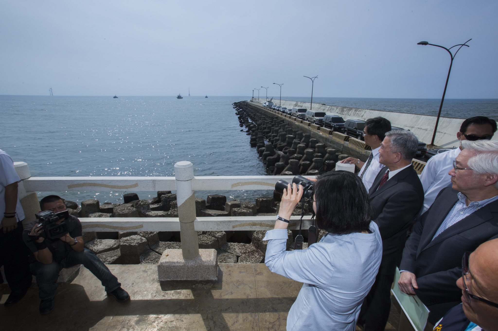 離岸風電首個「示範風場」的海洋風電去年底完工, 圖為蔡英文總統視察的資料照片。
