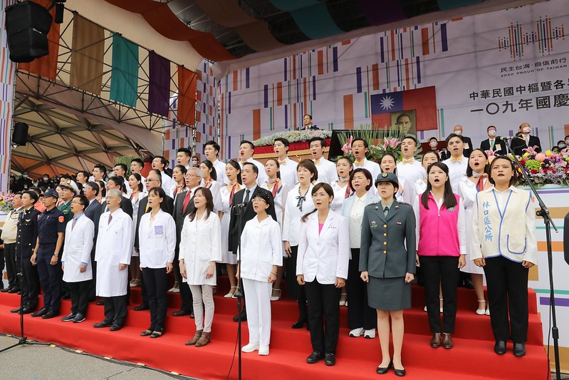 各界防疫有功人員代表與臺北醫學大學杏聲合唱團共同領唱國歌