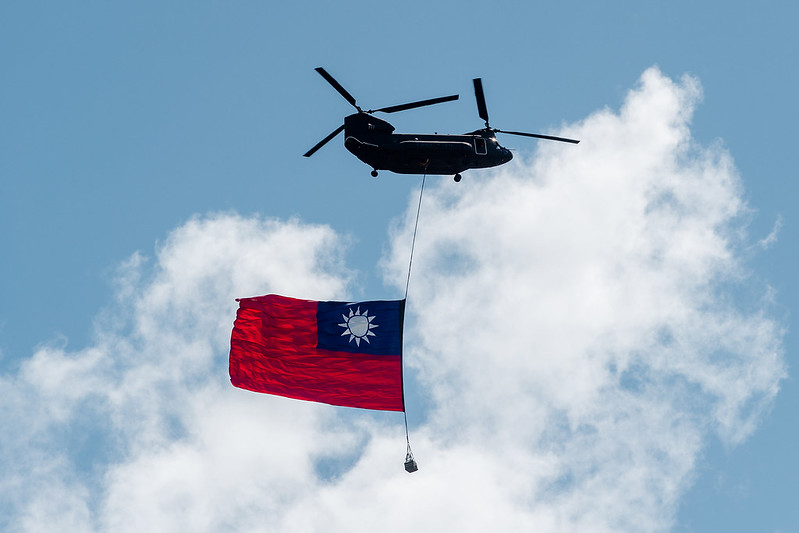 國軍契努克運輸直升機吊掛歷年最大國旗飛越總統府前廣場上空