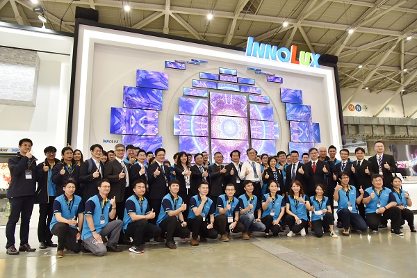 群創光電2021 Touch Taiwan 展覽，董事長暨執行長洪進揚( 第2 排右8)、總經理楊柱祥( 第2 排右6) 與工作人員合影。