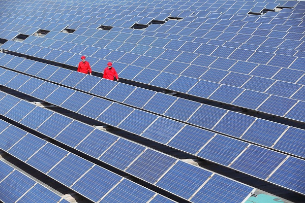 技術人員在山東省青島市即墨區即發集團有限公司生產廠房屋頂巡檢太陽能發電項目。圖/東方IC