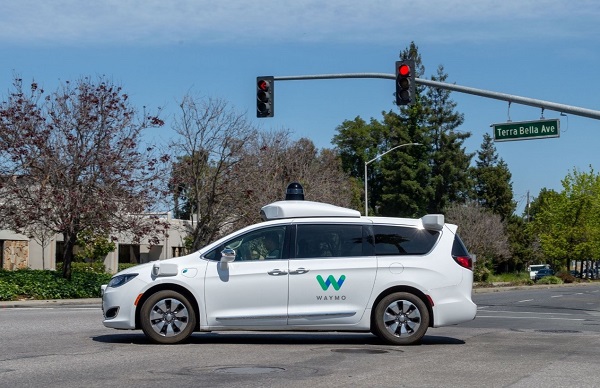 圖：在矽谷隨處可見Waymo測試車從旁經過